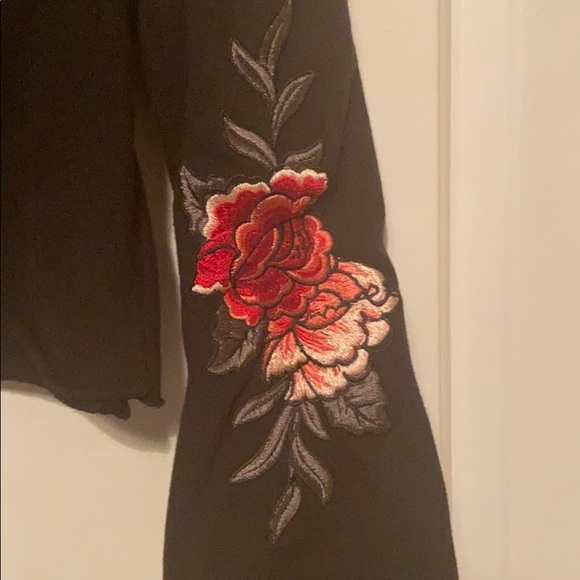 Cropped sweatshirt with flowers on sleeve - Picture 2 of 2